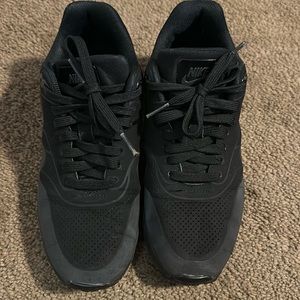 Women’s black Air max Nike